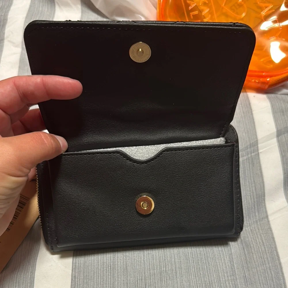 Steve Madden Black Quilted Wallet with Gold Logo - Picture 4 of 8